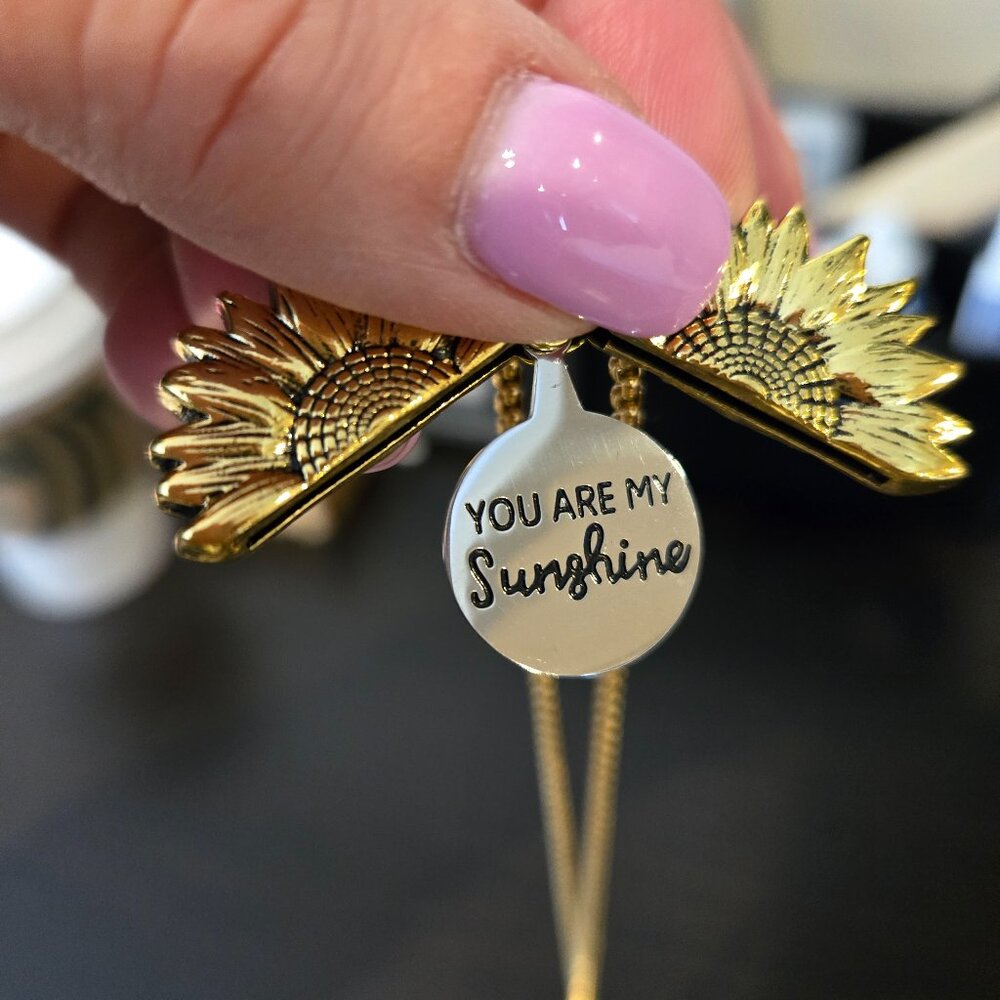 NWOT NECKLACE Sunflower